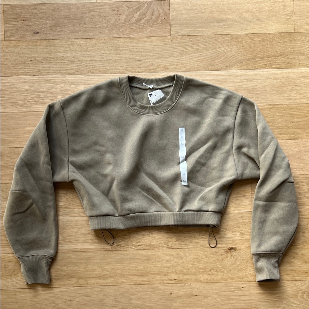 New GU cropped sweater 

Size medium

Olive colour